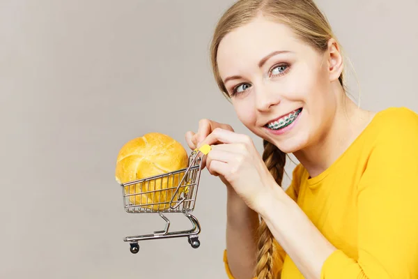 Kvinna med kundvagn med bröd — Stockfoto