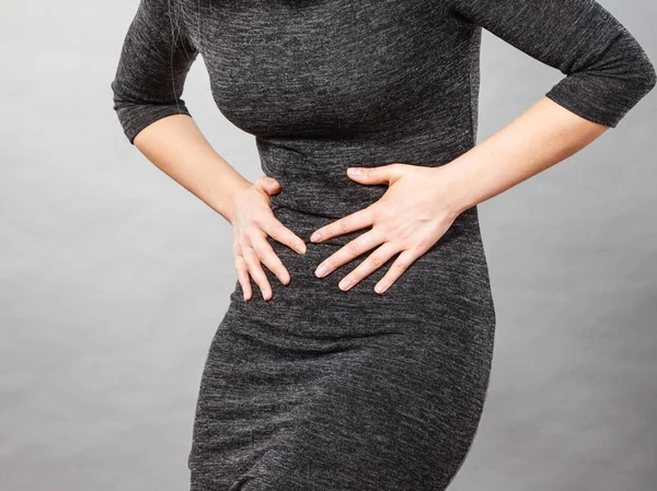 Γυναίκα Έχοντας ισχυρή στομαχόπονος. Σύνδρομα — Φωτογραφία Αρχείου