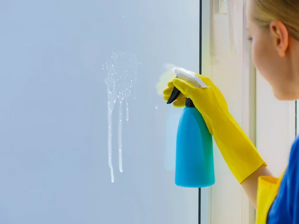 Женское моющее средство для мытья окон — стоковое фото