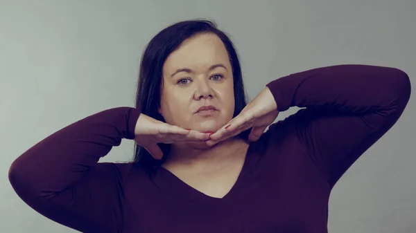 Mujer triste mostrando su cara — Foto de Stock