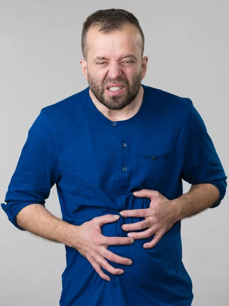 Hombre sintiendo dolor de estómago — Foto de Stock