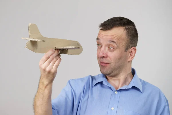 Vliegangst. Man Holding vliegtuig in de hand — Stockfoto