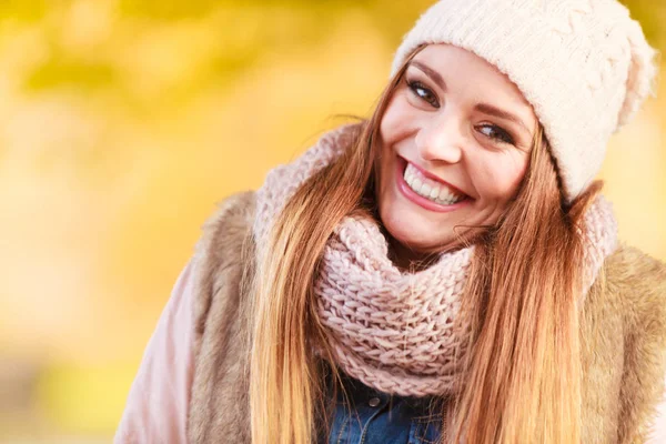 Modisches Mädchen im Freien. Herbst — Stockfoto