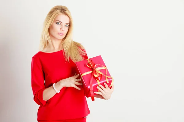 Schöne Frau mit rotem Geschenk. — Stockfoto