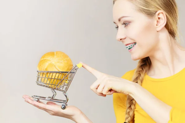 Mujer sosteniendo carrito con pan — Foto de Stock