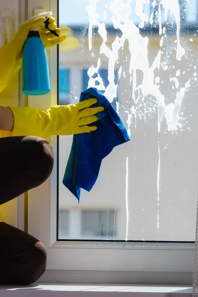 Behandskade hand rengöring fönster rag och spray — Stockfoto