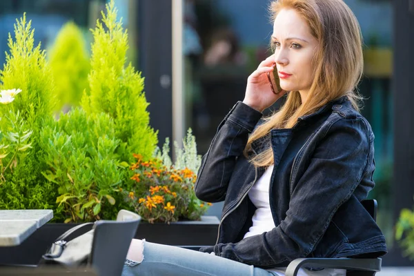 Mujer esperar en la cafetería al aire libre., hacer una llamada telefónica — Foto de Stock