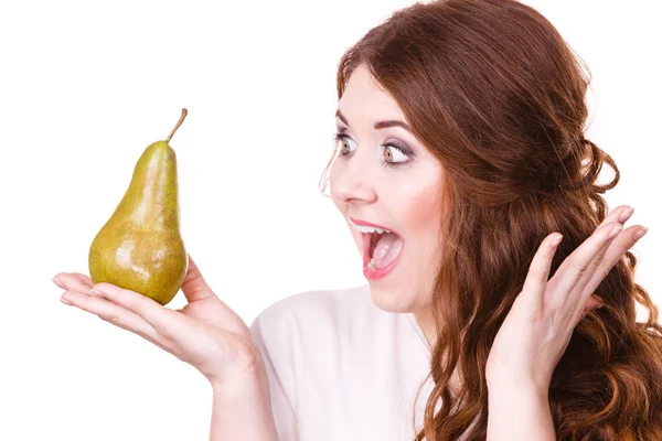 Mujer sosteniendo fruta de pera, aislada. Dieta saludable . — Foto de Stock