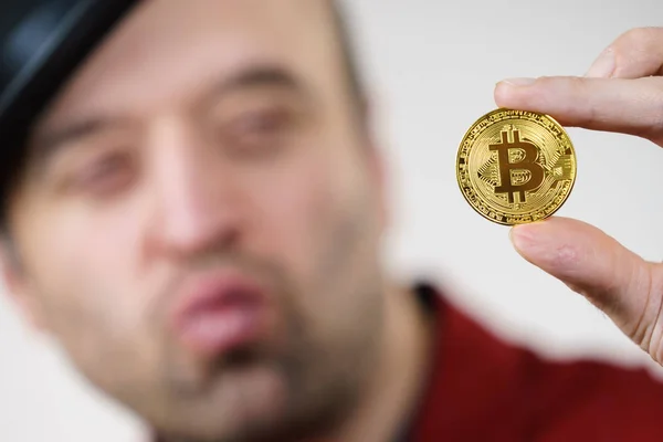 Hombre que tiene moneda bitcoin — Foto de Stock