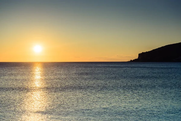 Coucher ou lever de soleil sur la surface de la mer — Photo