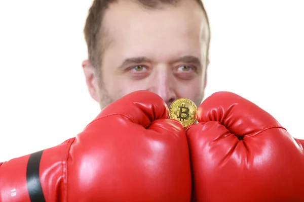 Hombre en guantes de boxeo sosteniendo bitcoin — Foto de Stock