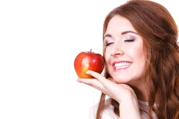 Vrouw houdt apple fruit dicht bij gezicht, geïsoleerd — Stockfoto