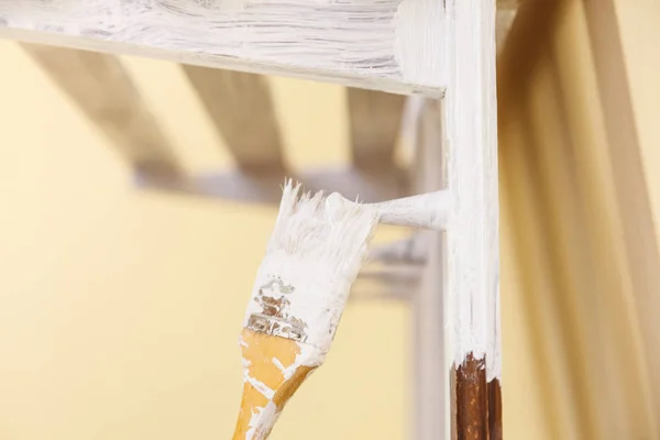 Persona renovando percha de madera —  Fotos de Stock