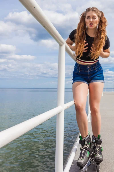 ローラー スケートを着てうれしそうな十代の少女 — ストック写真