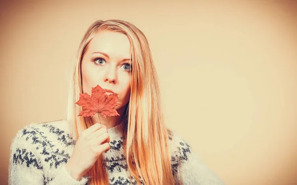 オレンジ色の秋の葉を保持している女性 — ストック写真