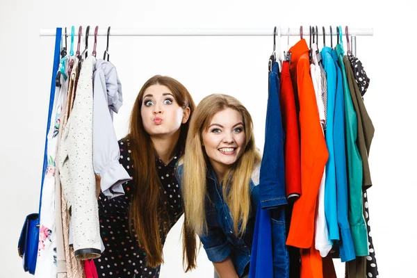 Femmes heureuses vêtements shopping — Photo