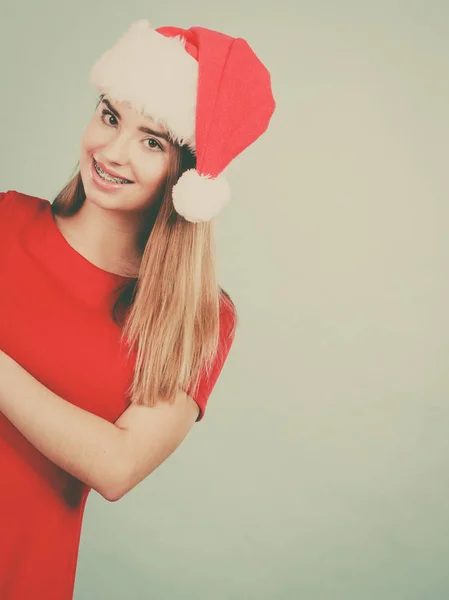 Donna positiva che indossa il costume da aiutante di Babbo Natale — Foto Stock