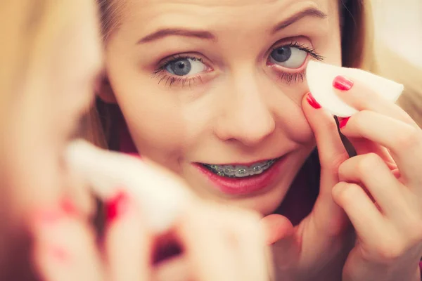 Mujer usando almohadilla de algodón para quitar el maquillaje — Foto de Stock