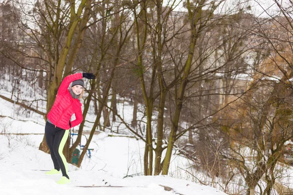 Woman wearing sportswear exercising during winter — Stock Photo, Image