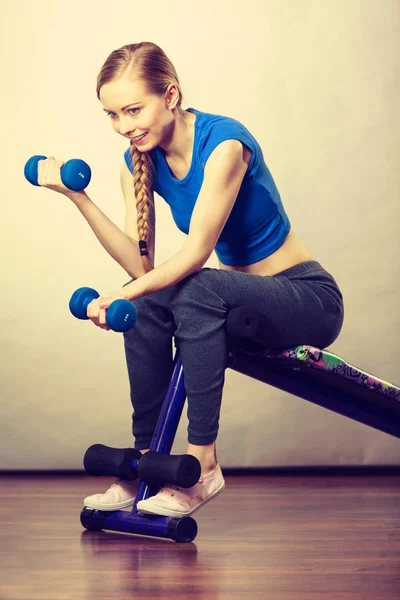 Dospívající žena cvičit doma s činka — Stock fotografie