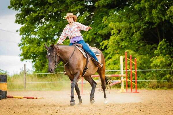 Cowgirl gör häst ridning på landsbygden äng — Stockfoto