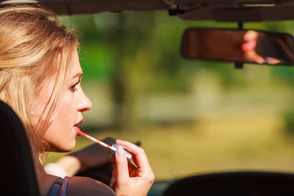 Menina aplicar maquiagem durante a condução do carro . — Fotografia de Stock