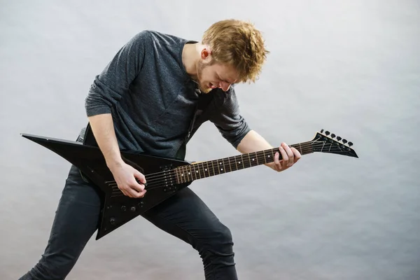 Homme jouant sur guitare électrique — Photo