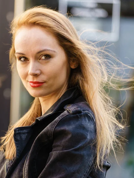 Modelo de moda en chaqueta jeans caminando al aire libre — Foto de Stock