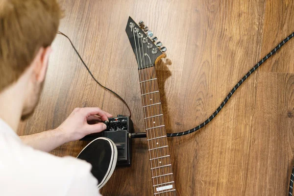Man die gitaar effecten pedaal aanpast — Stockfoto