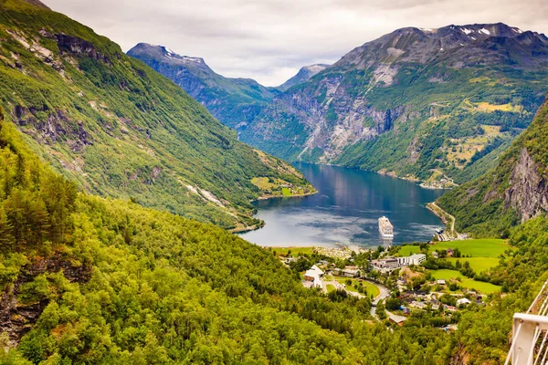 Fiordo Geirangerfjord con traghetto, Norvegia . — Foto Stock