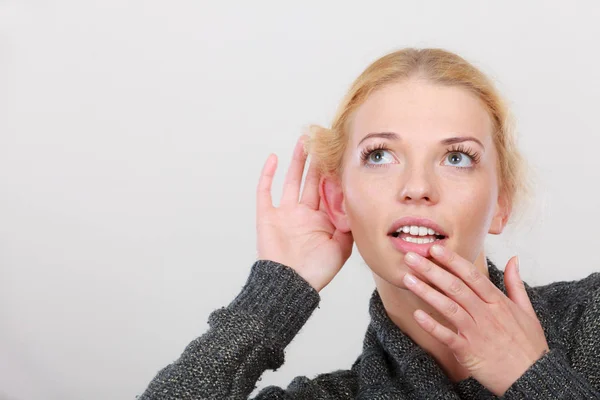 Kobieta wkłada rękę w ucho dla lepszego słuchu — Zdjęcie stockowe