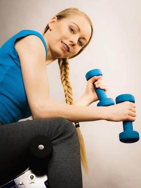 Dospívající žena cvičit doma s činka — Stock fotografie