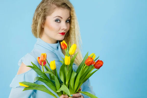 Mujer bonita con tulipanes rojos amarillos — Foto de Stock