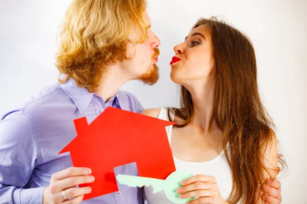 Ehepaar mit Immobilien-Papier-Symbolen — Stockfoto