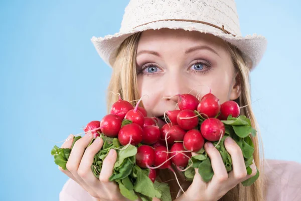 Vrouw bedrijf radijs Kortbij gezicht — Stockfoto