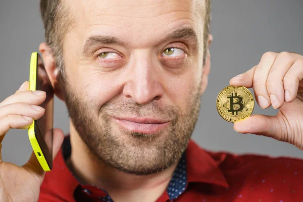Hombre con bitcoin hablando por teléfono — Foto de Stock