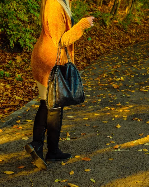 Mulher usando cardigan outono laranja ao ar livre — Fotografia de Stock