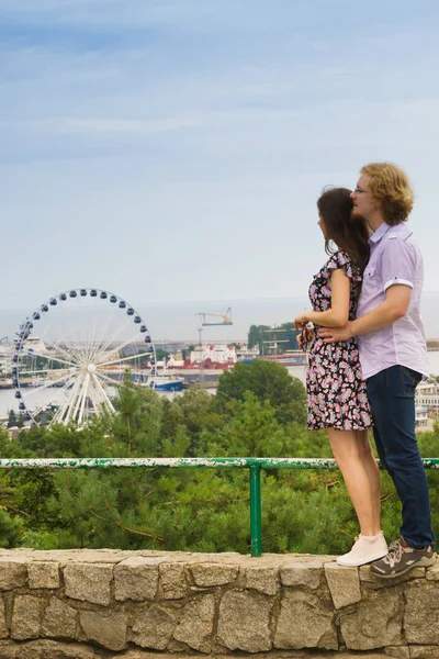 Casal ter data olhando para a vista — Fotografia de Stock