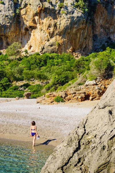 Kobieta na plaży korzystających z wakacji — Zdjęcie stockowe