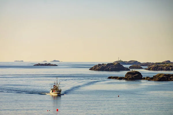 Mare con barca da pesca, Paesaggio di Lofoten — Foto Stock