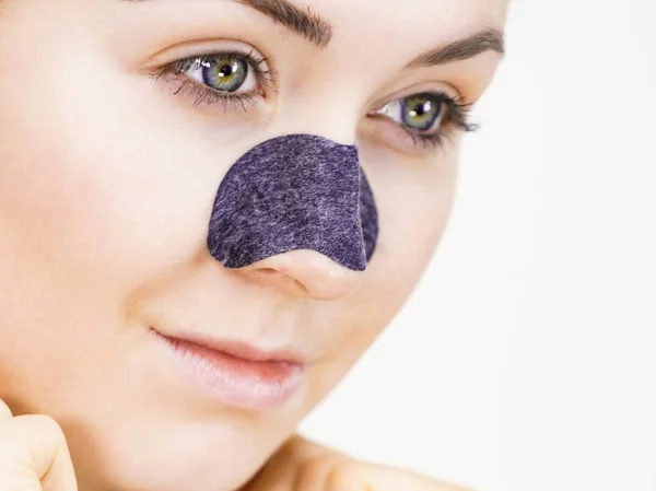 Kobieta stosujące paski porów na nos — Zdjęcie stockowe