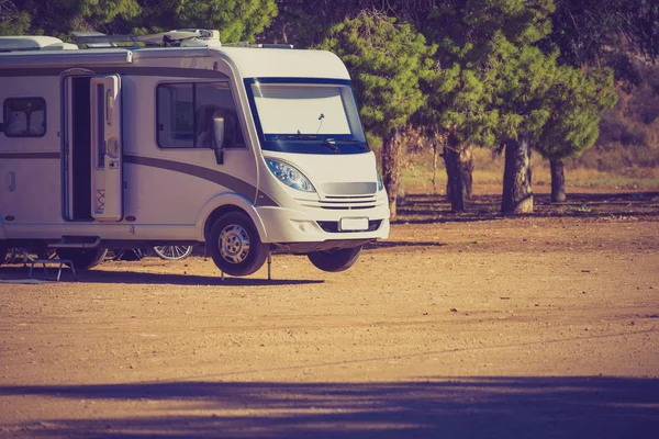 Wohnmobil auf der Natur — Stockfoto