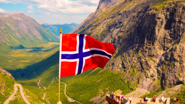 Norwegian flag and Trollstigen viewing point — Stock Photo, Image