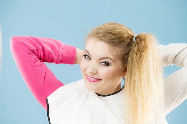Kvinnan bär frisörverksamhet krage — Stockfoto