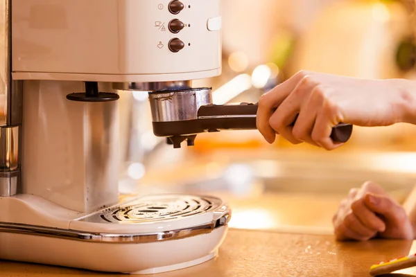 Žena v kuchyni dělat kávu z kávovaru — Stock fotografie