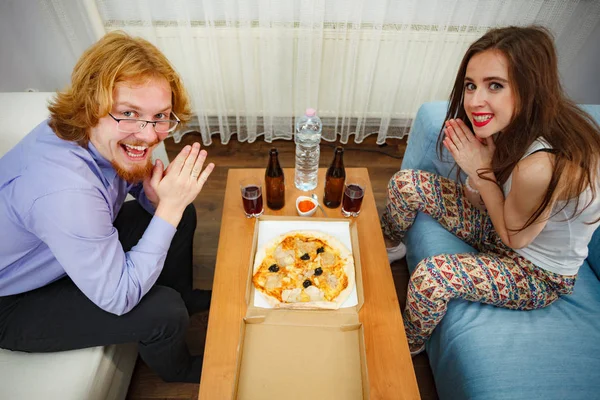 Par på väg att äta pizza och dricka öl — Stockfoto