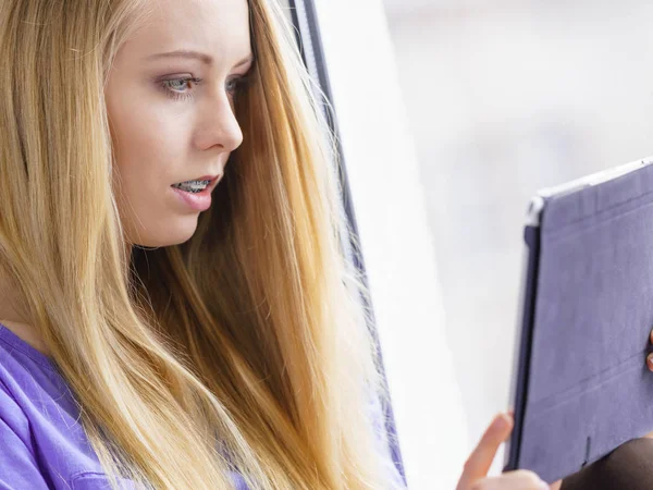 Étudiante fille avec tablette assise sur le rebord de la fenêtre — Photo