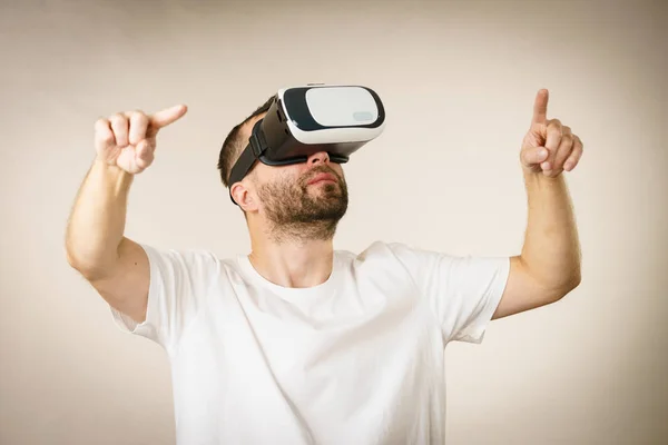 Hombre adulto con gafas vr —  Fotos de Stock