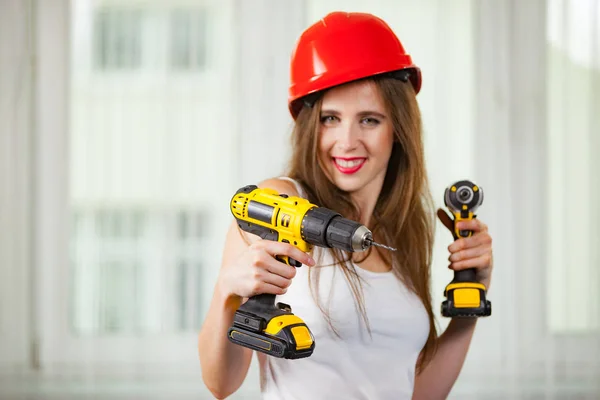 Frau nutzt Powerdrill für die Arbeit zu Hause — Stockfoto