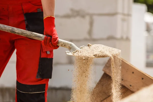 Особа, яка використовує лопату на будівельному майданчику — стокове фото